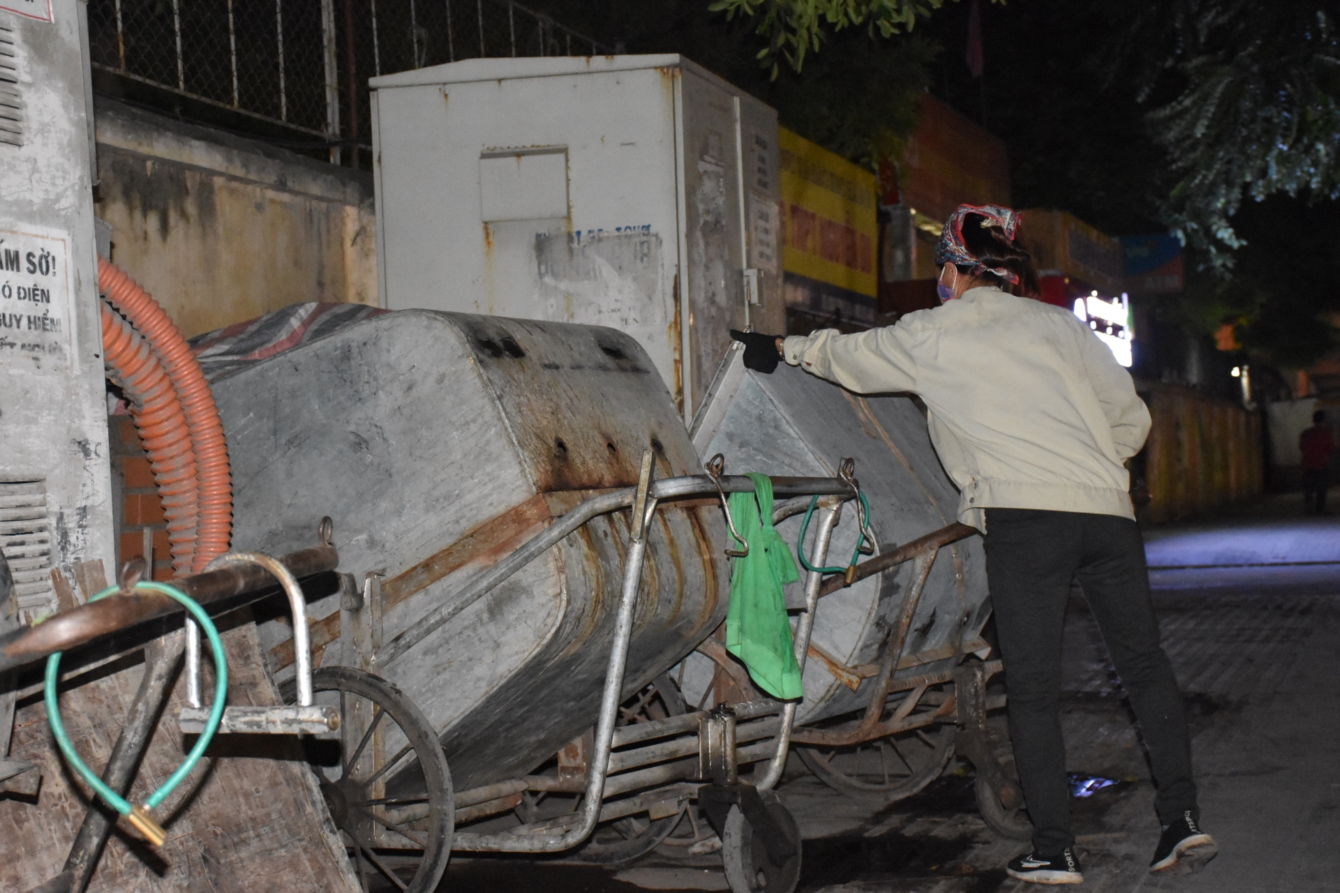 Những người giữ phố sạch sẽ trong đêm, ngay cả khi gió mùa đông bắc tràn về nhung nguoi giu pho sach se trong dem ngay ca khi gio mua dong bac tran ve