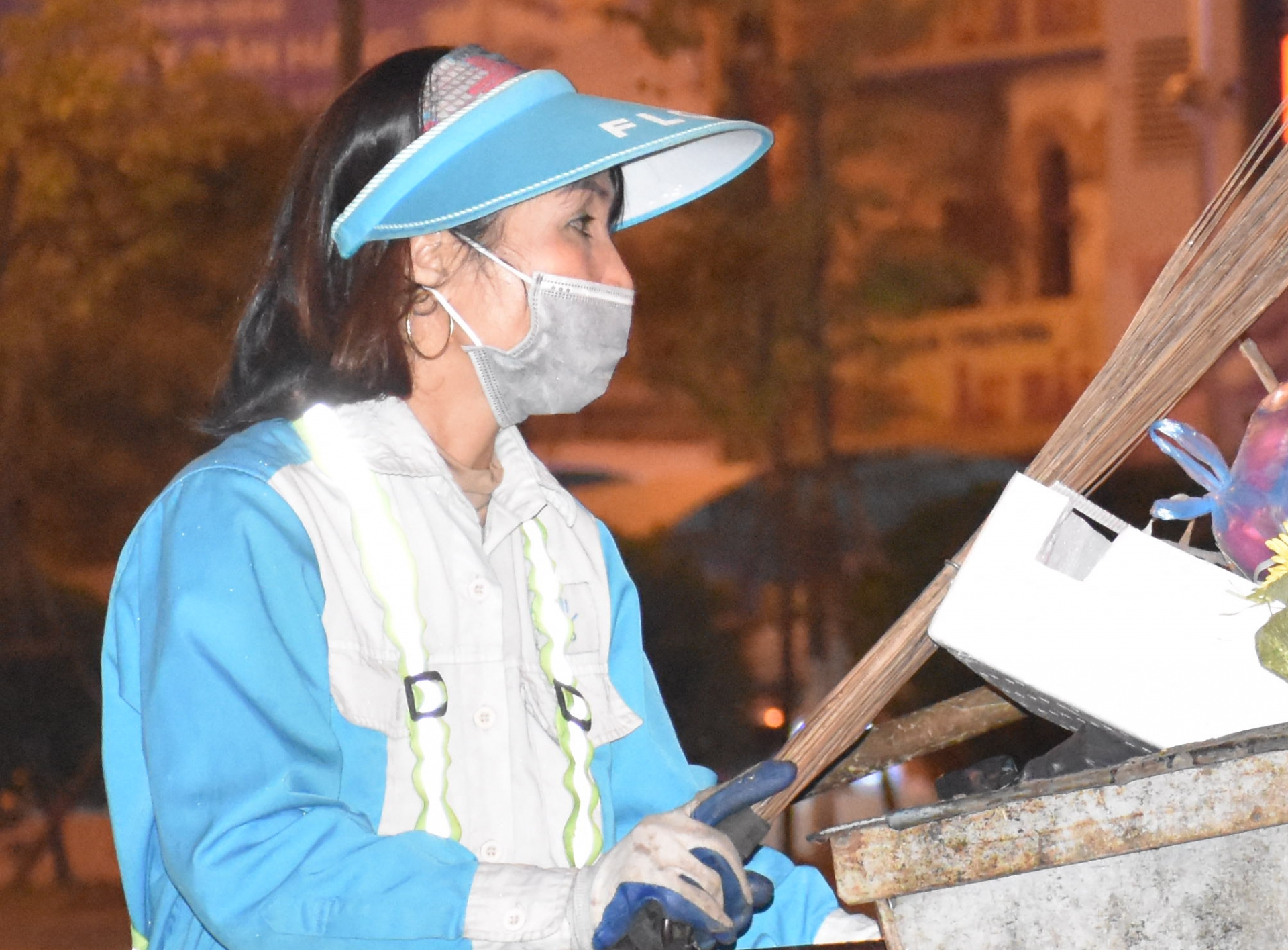 Những người giữ phố sạch sẽ trong đêm, ngay cả khi gió mùa đông bắc tràn về nhung nguoi giu pho sach se trong dem ngay ca khi gio mua dong bac tran ve