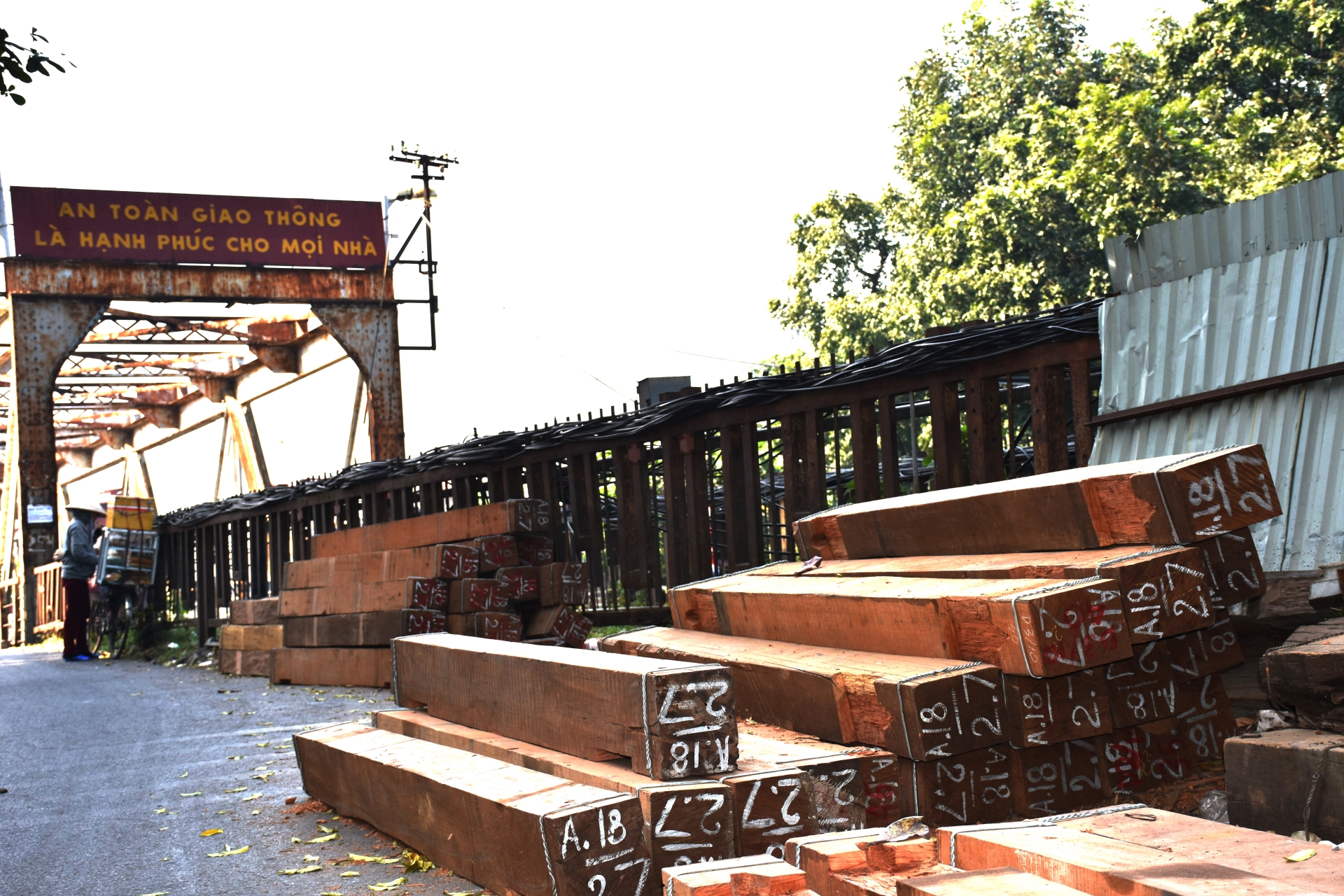 Gần 100 công nhân phơi mình trên cầu Long Biên để duy tu đường sắt gan 100 cong nhan phoi minh tren cau long bien de duy tu duong sat