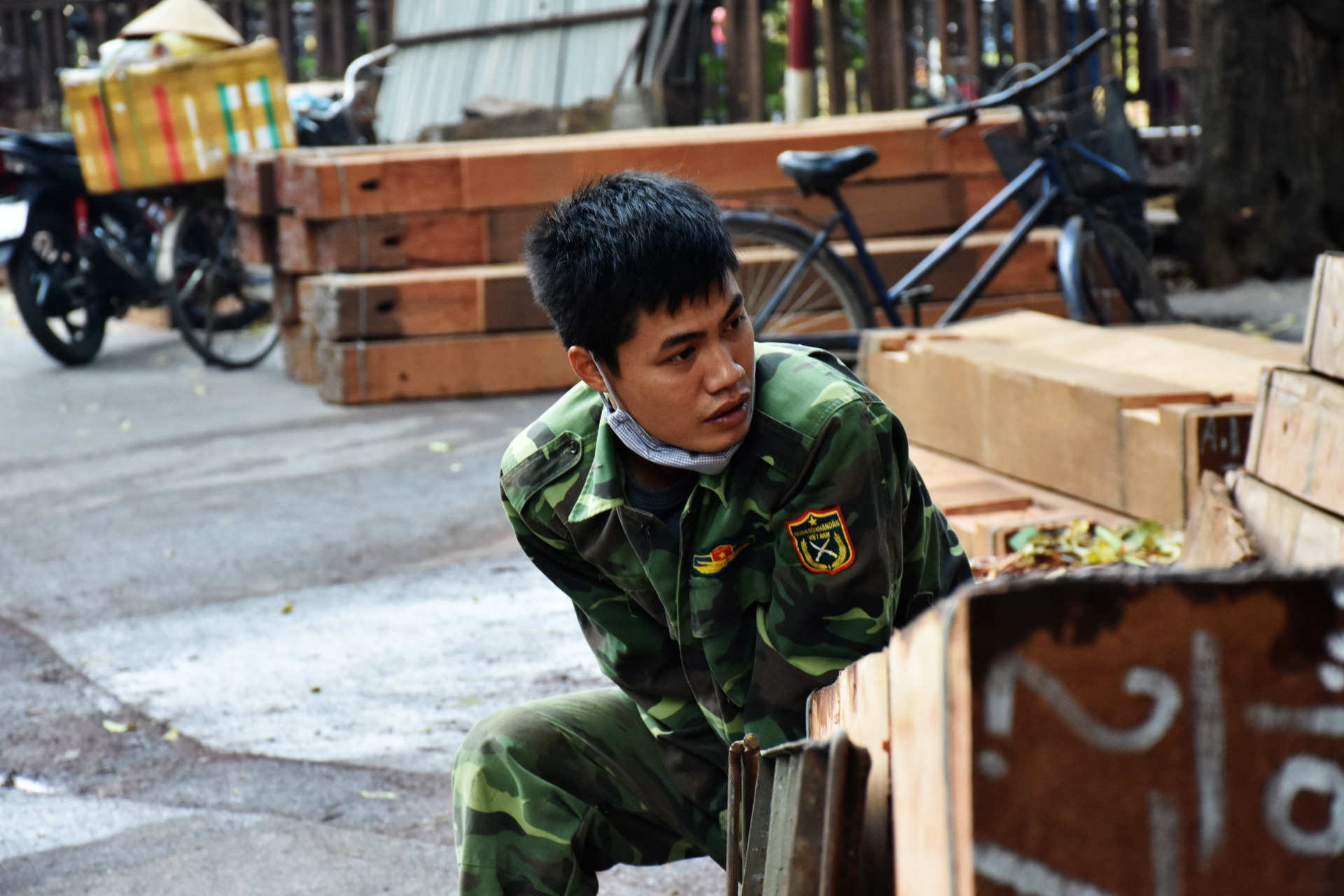 Gần 100 công nhân phơi mình trên cầu Long Biên để duy tu đường sắt gan 100 cong nhan phoi minh tren cau long bien de duy tu duong sat