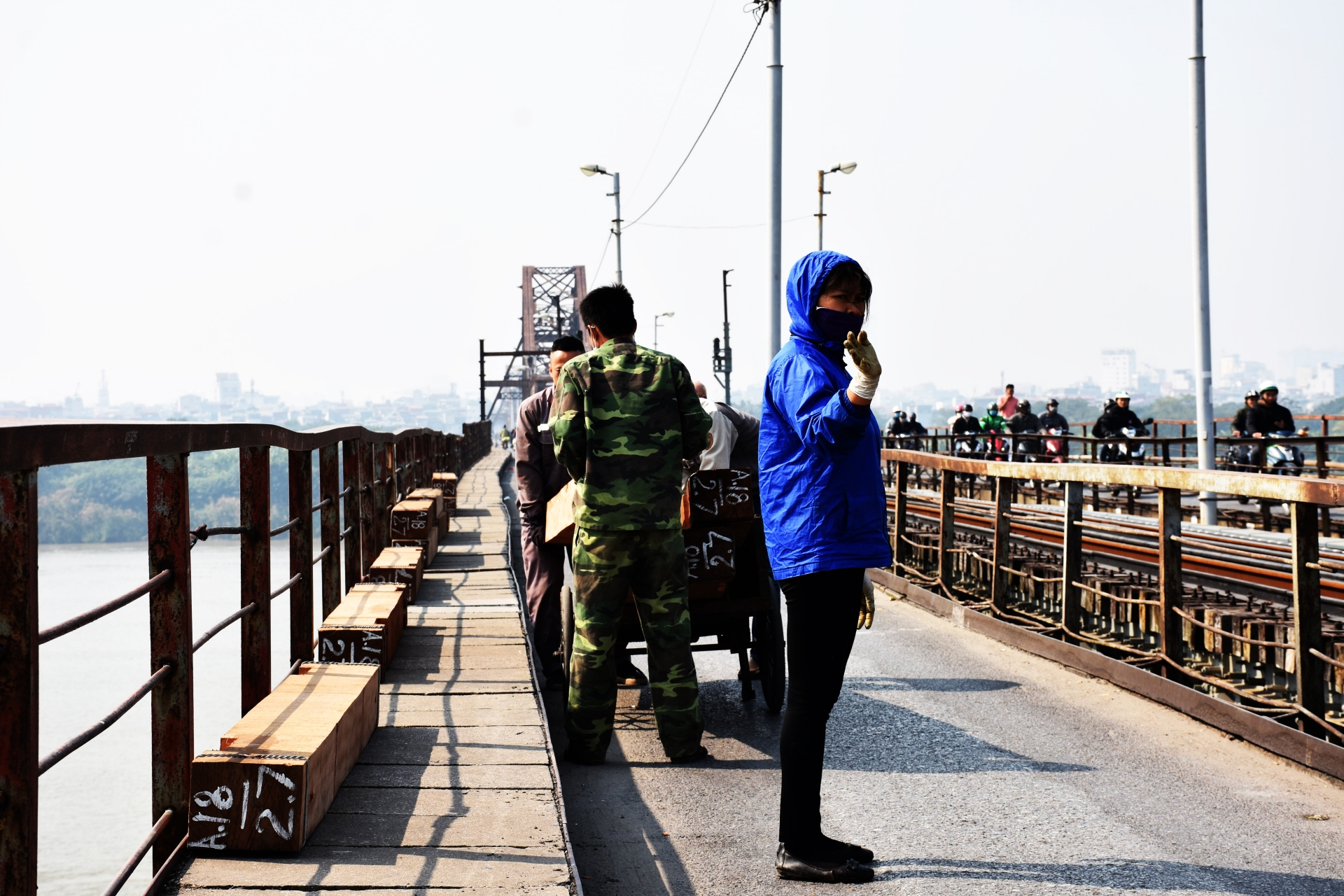 Gần 100 công nhân phơi mình trên cầu Long Biên để duy tu đường sắt gan 100 cong nhan phoi minh tren cau long bien de duy tu duong sat