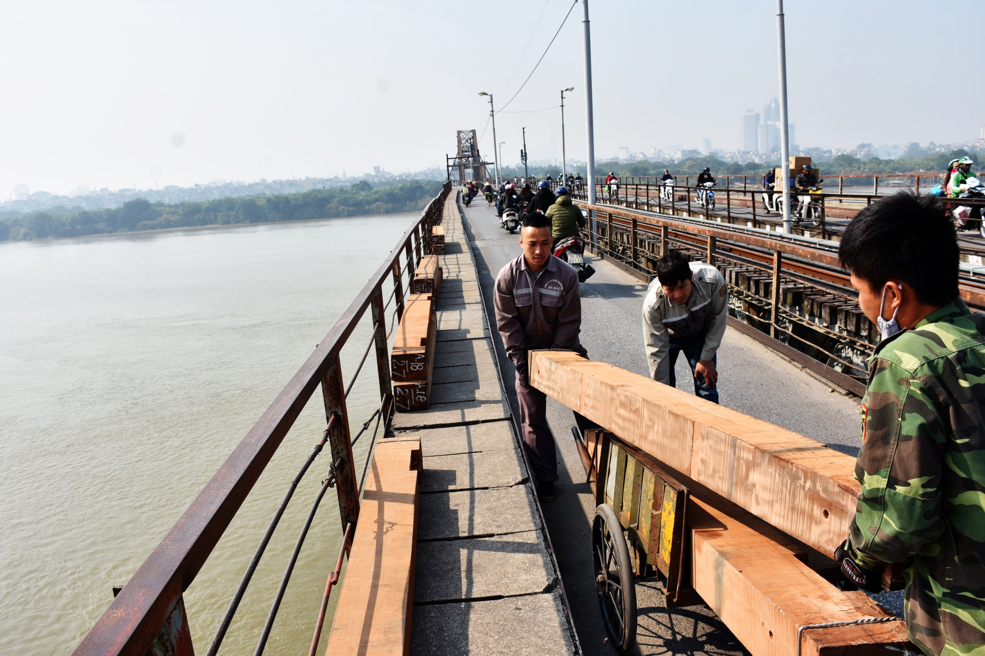 Gần 100 công nhân phơi mình trên cầu Long Biên để duy tu đường sắt gan 100 cong nhan phoi minh tren cau long bien de duy tu duong sat