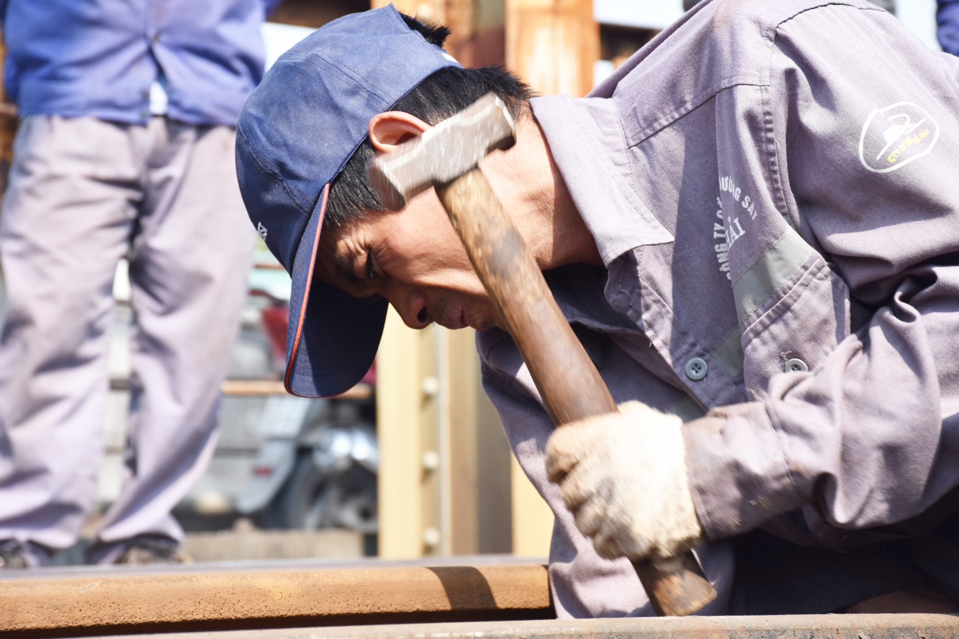 Gần 100 công nhân phơi mình trên cầu Long Biên để duy tu đường sắt gan 100 cong nhan phoi minh tren cau long bien de duy tu duong sat