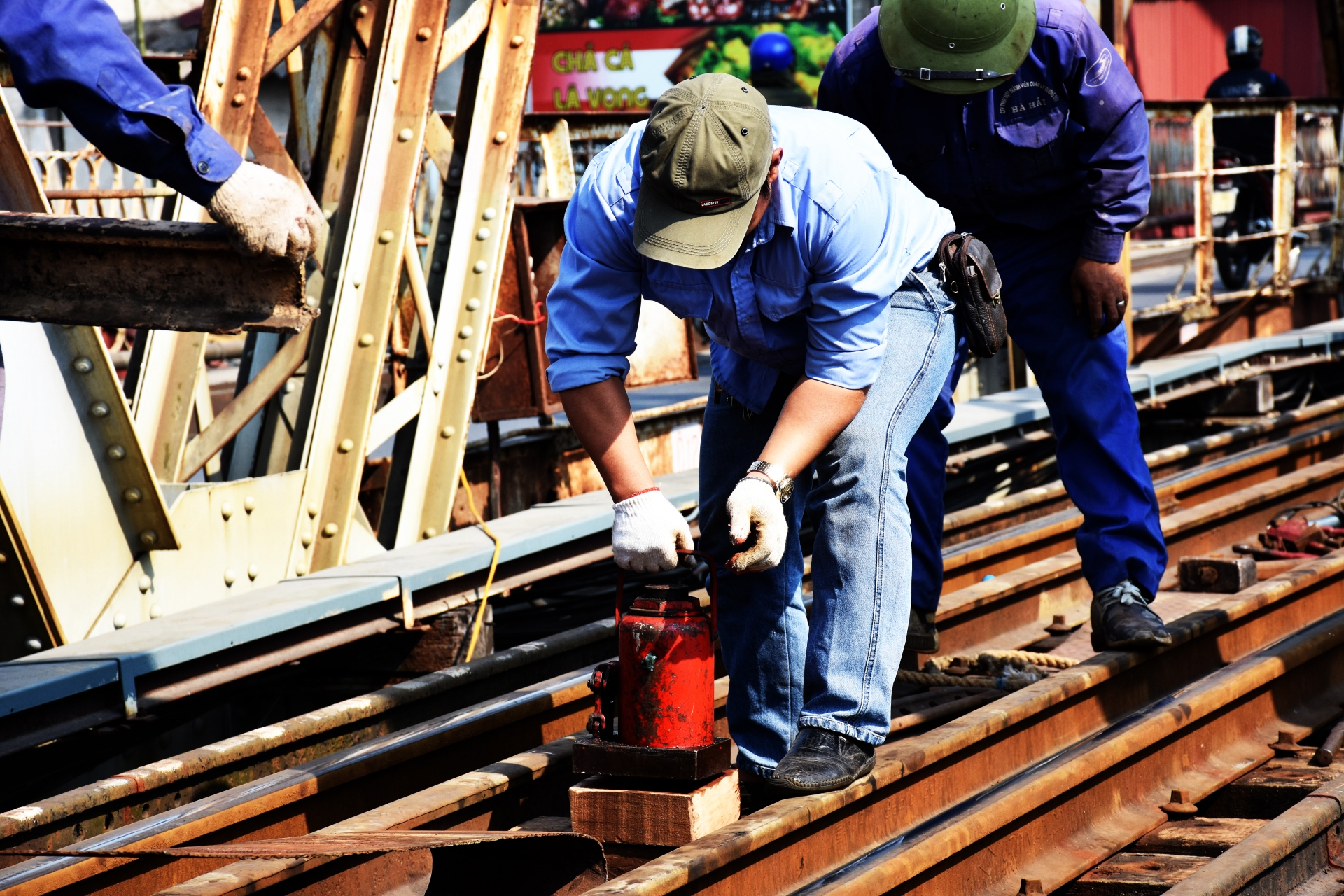 Gần 100 công nhân phơi mình trên cầu Long Biên để duy tu đường sắt gan 100 cong nhan phoi minh tren cau long bien de duy tu duong sat