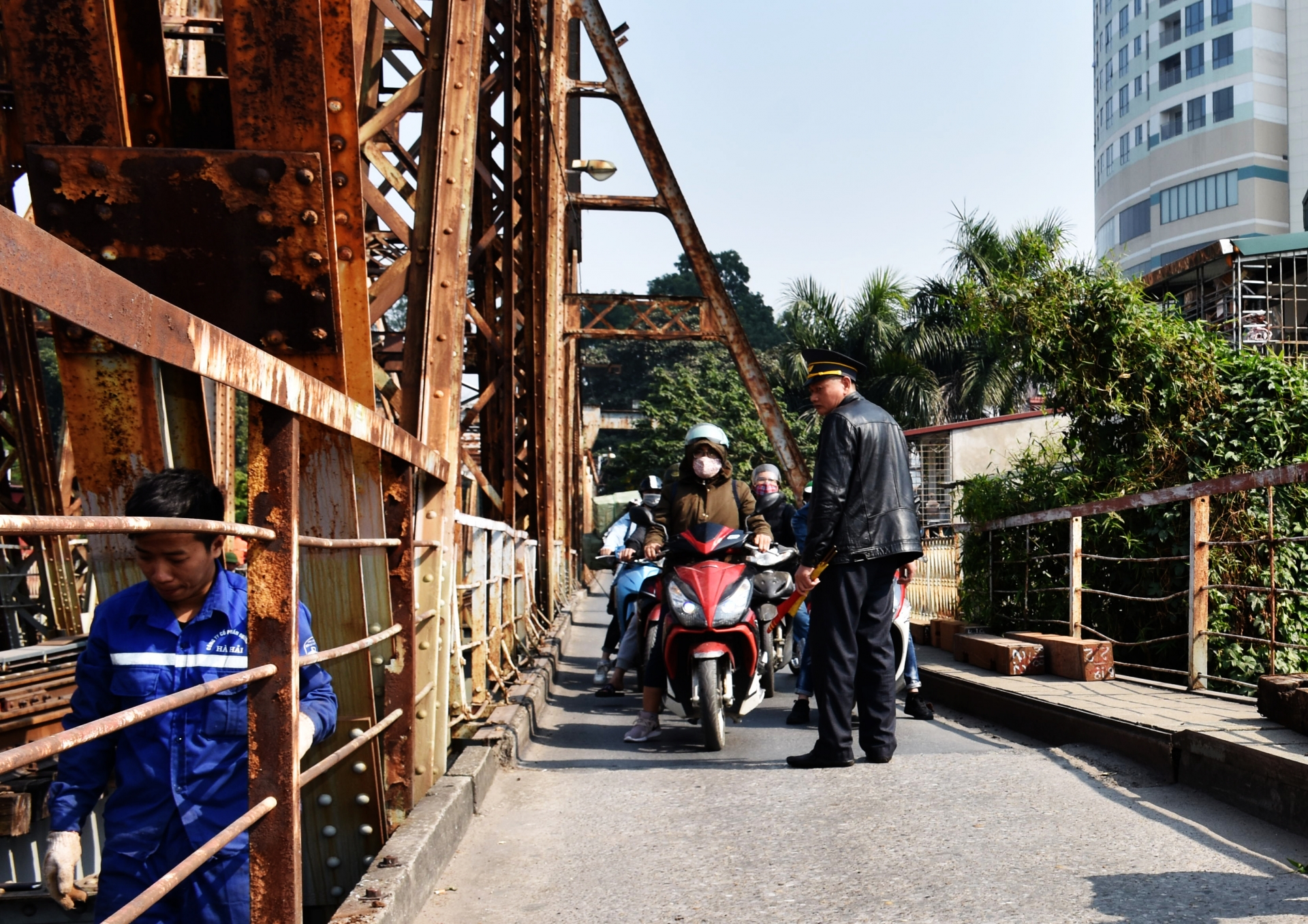 Gần 100 công nhân phơi mình trên cầu Long Biên để duy tu đường sắt gan 100 cong nhan phoi minh tren cau long bien de duy tu duong sat