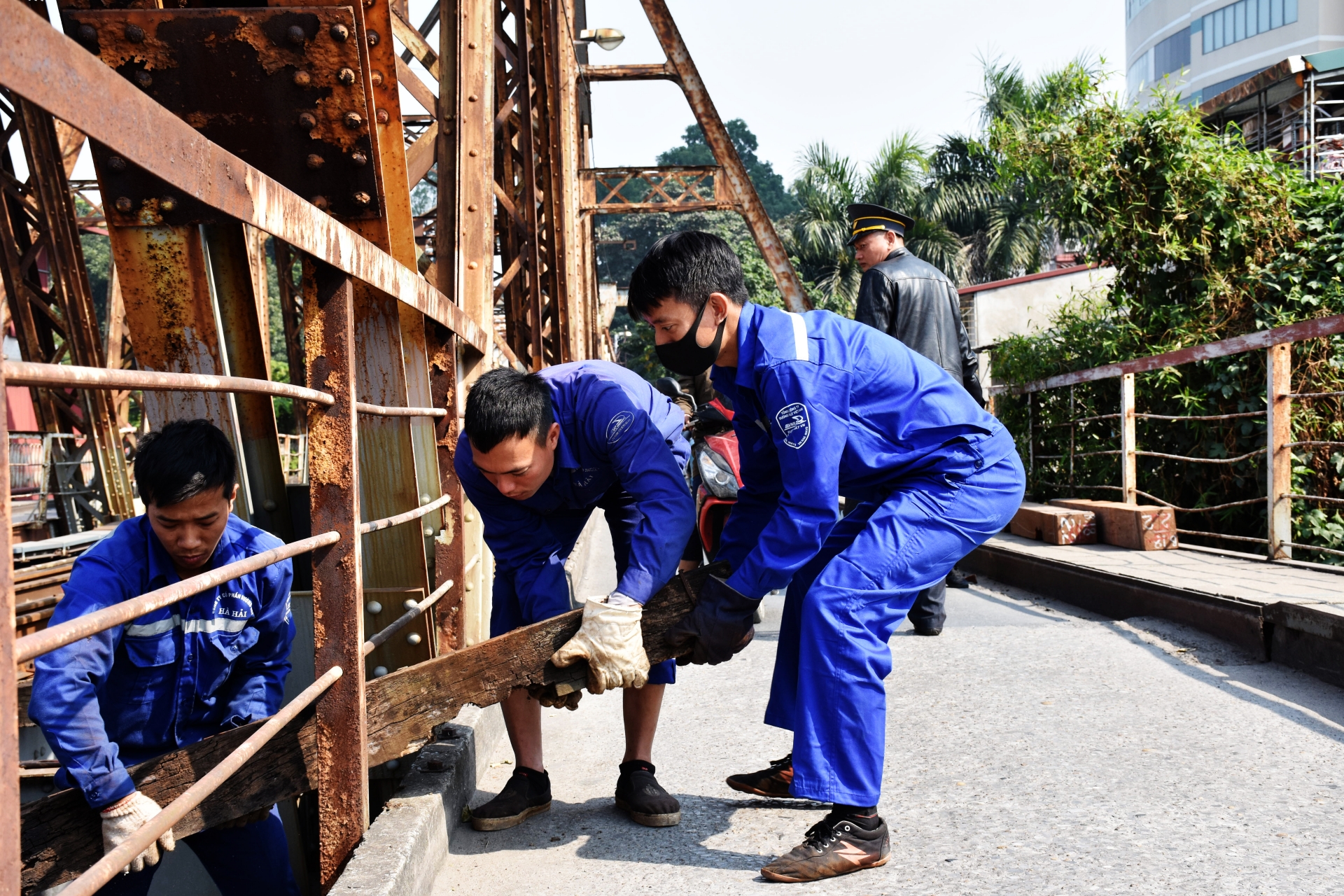 Gần 100 công nhân phơi mình trên cầu Long Biên để duy tu đường sắt gan 100 cong nhan phoi minh tren cau long bien de duy tu duong sat