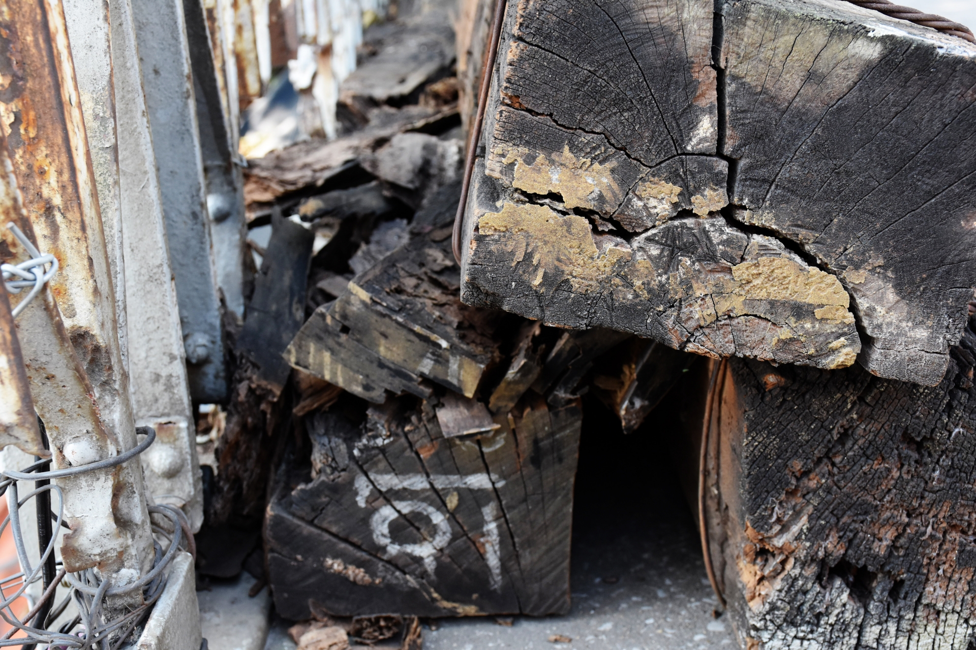 Gần 100 công nhân phơi mình trên cầu Long Biên để duy tu đường sắt gan 100 cong nhan phoi minh tren cau long bien de duy tu duong sat