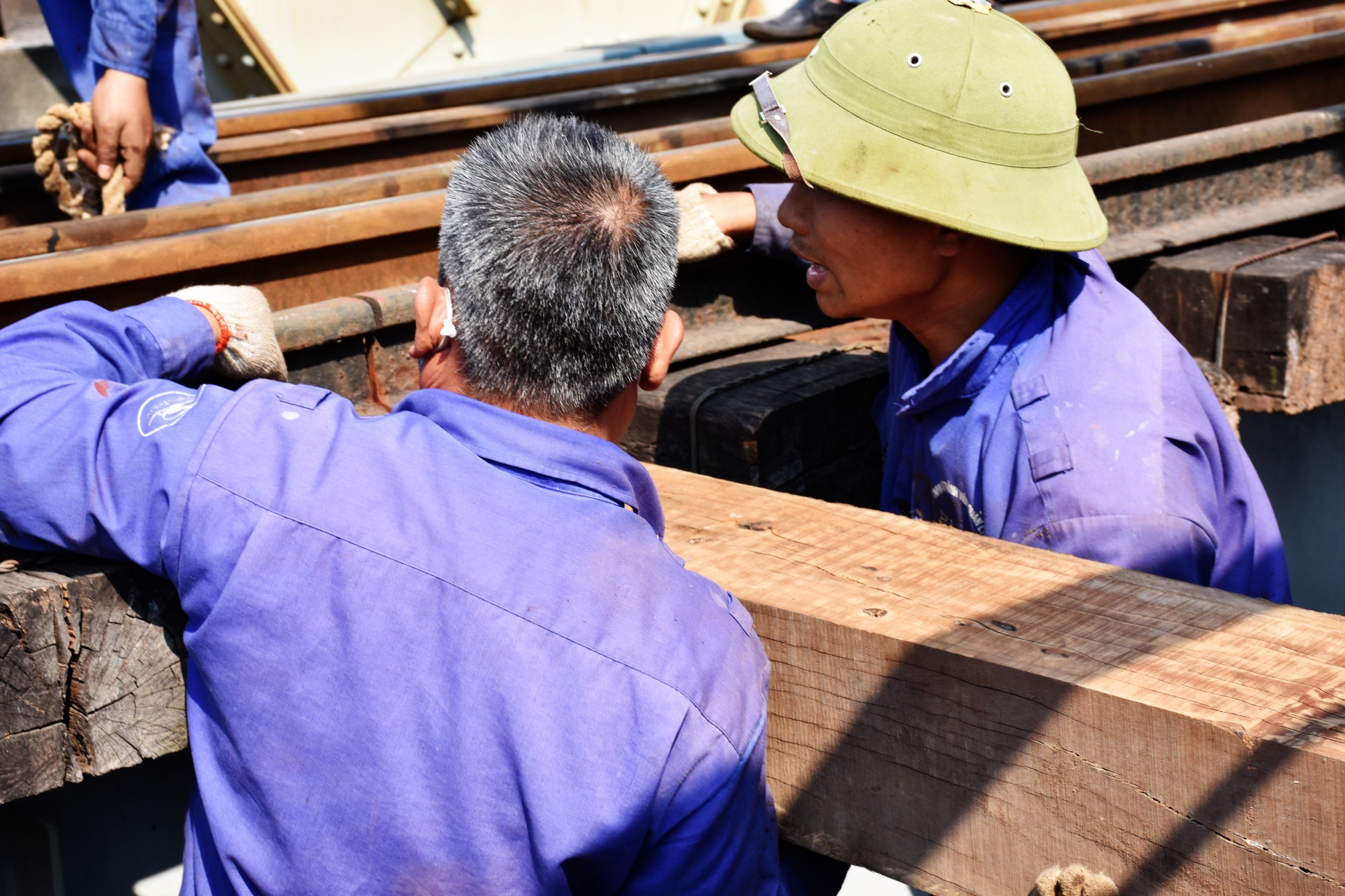 Gần 100 công nhân phơi mình trên cầu Long Biên để duy tu đường sắt gan 100 cong nhan phoi minh tren cau long bien de duy tu duong sat