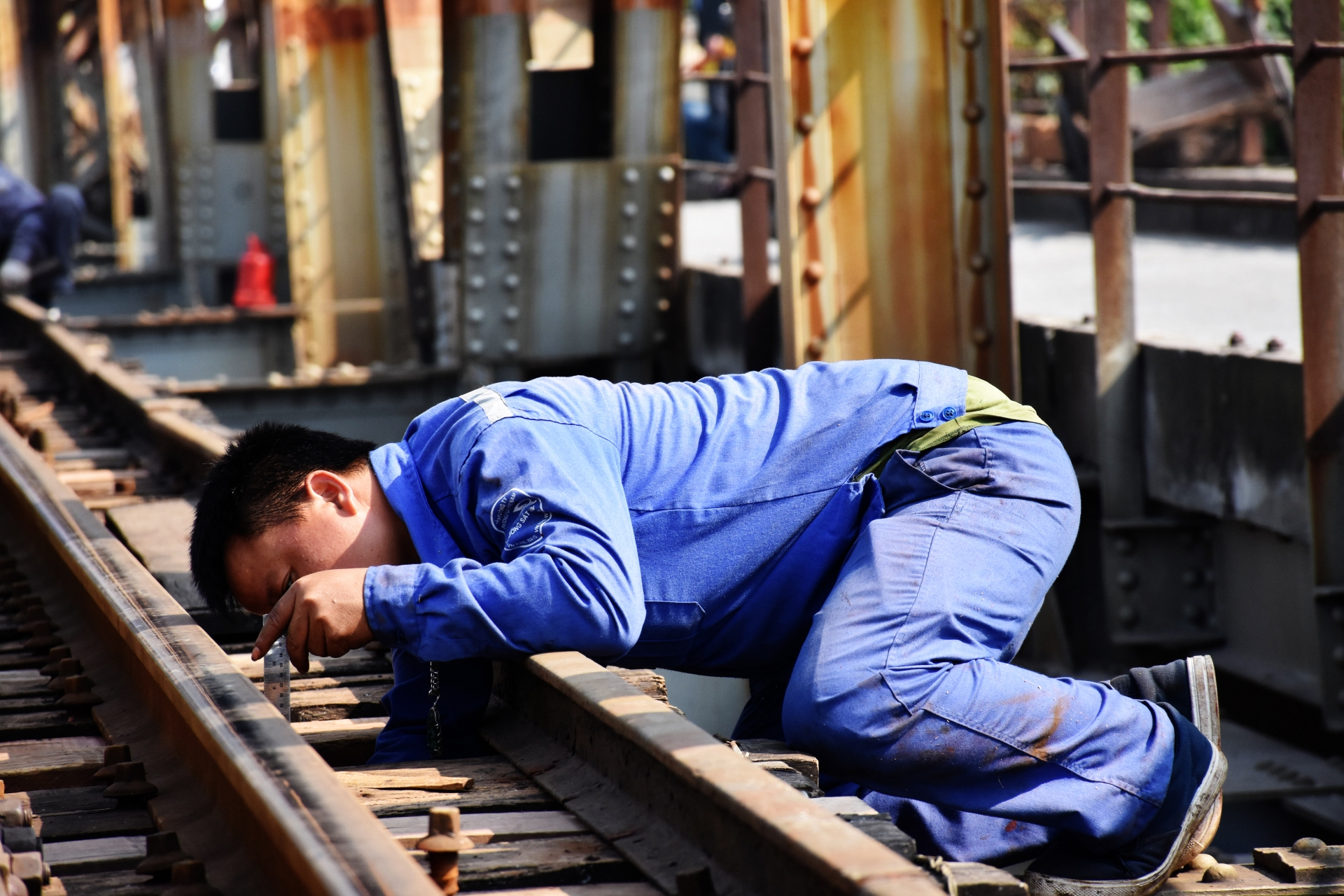 Gần 100 công nhân phơi mình trên cầu Long Biên để duy tu đường sắt gan 100 cong nhan phoi minh tren cau long bien de duy tu duong sat