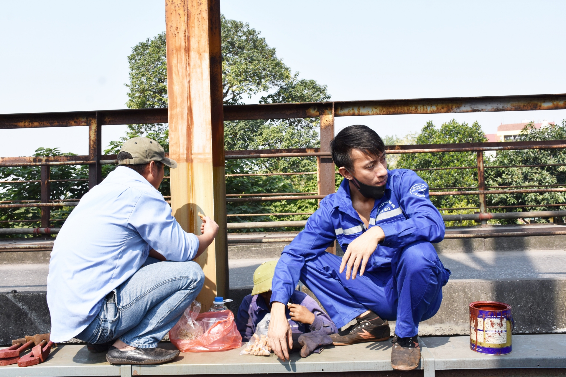 Gần 100 công nhân phơi mình trên cầu Long Biên để duy tu đường sắt gan 100 cong nhan phoi minh tren cau long bien de duy tu duong sat