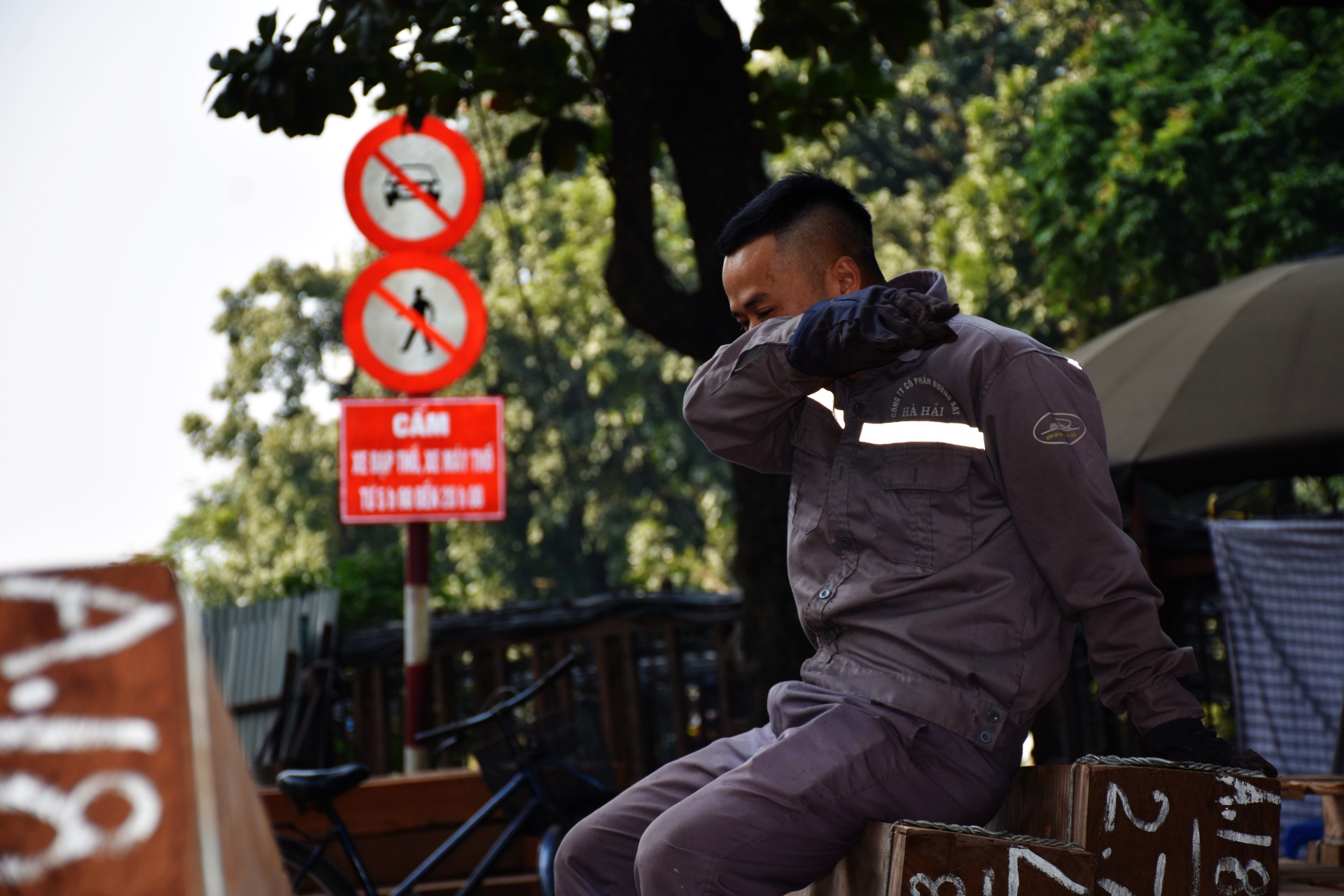 Gần 100 công nhân phơi mình trên cầu Long Biên để duy tu đường sắt gan 100 cong nhan phoi minh tren cau long bien de duy tu duong sat