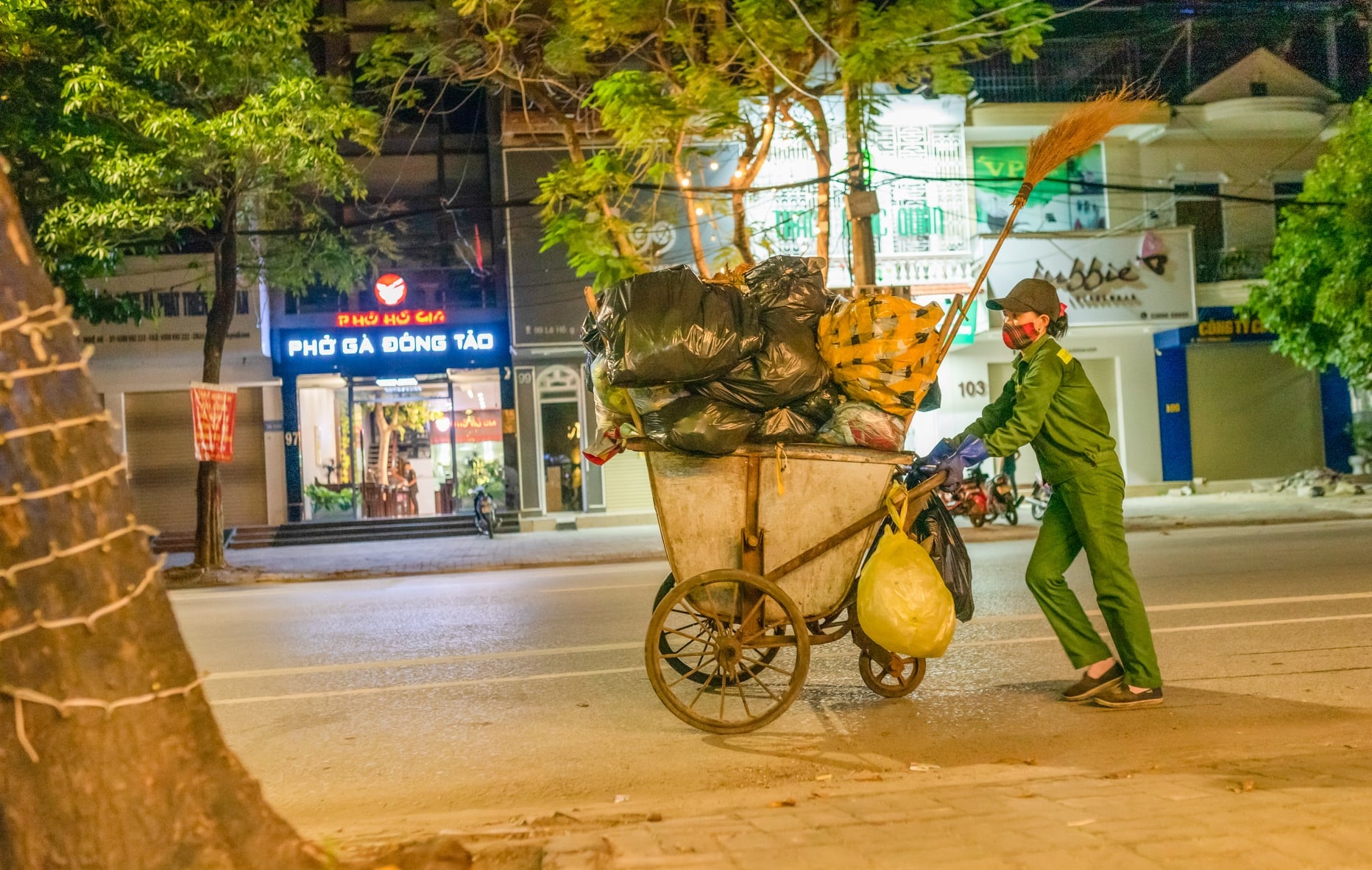 Theo chân những người làm sạch đẹp đường phố thành Vinh, Nghệ An