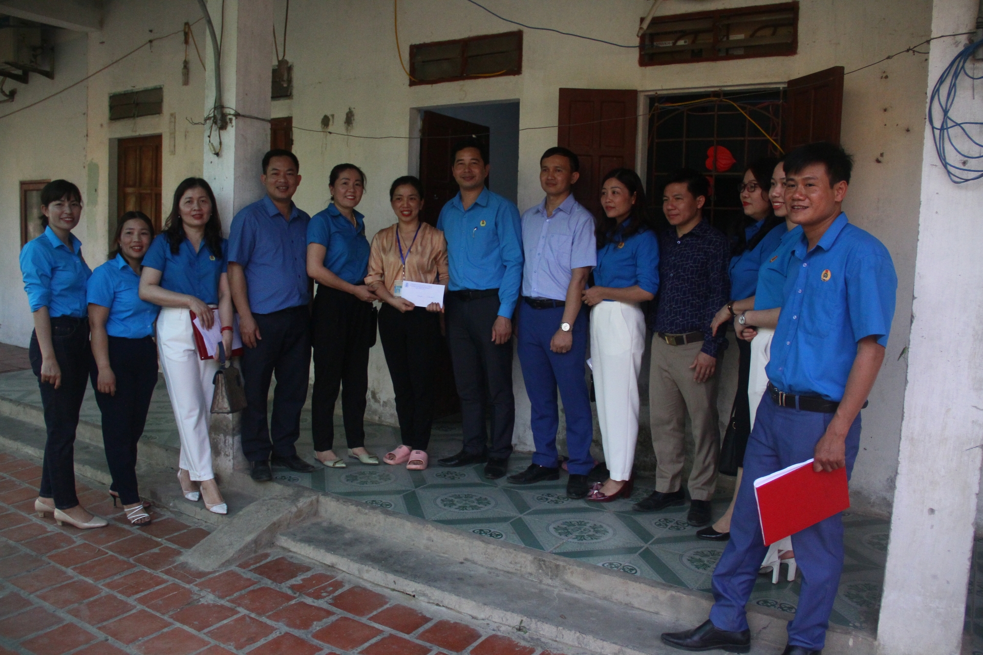 Công đoàn ngành Giáo dục Nghệ An thăm, tặng quà cho đoàn viên có hoàn cảnh khó khăn Công đoàn ngành Giáo dục Nghệ An thăm, tặng quà cho đoàn viên có hoàn cảnh khó khăn