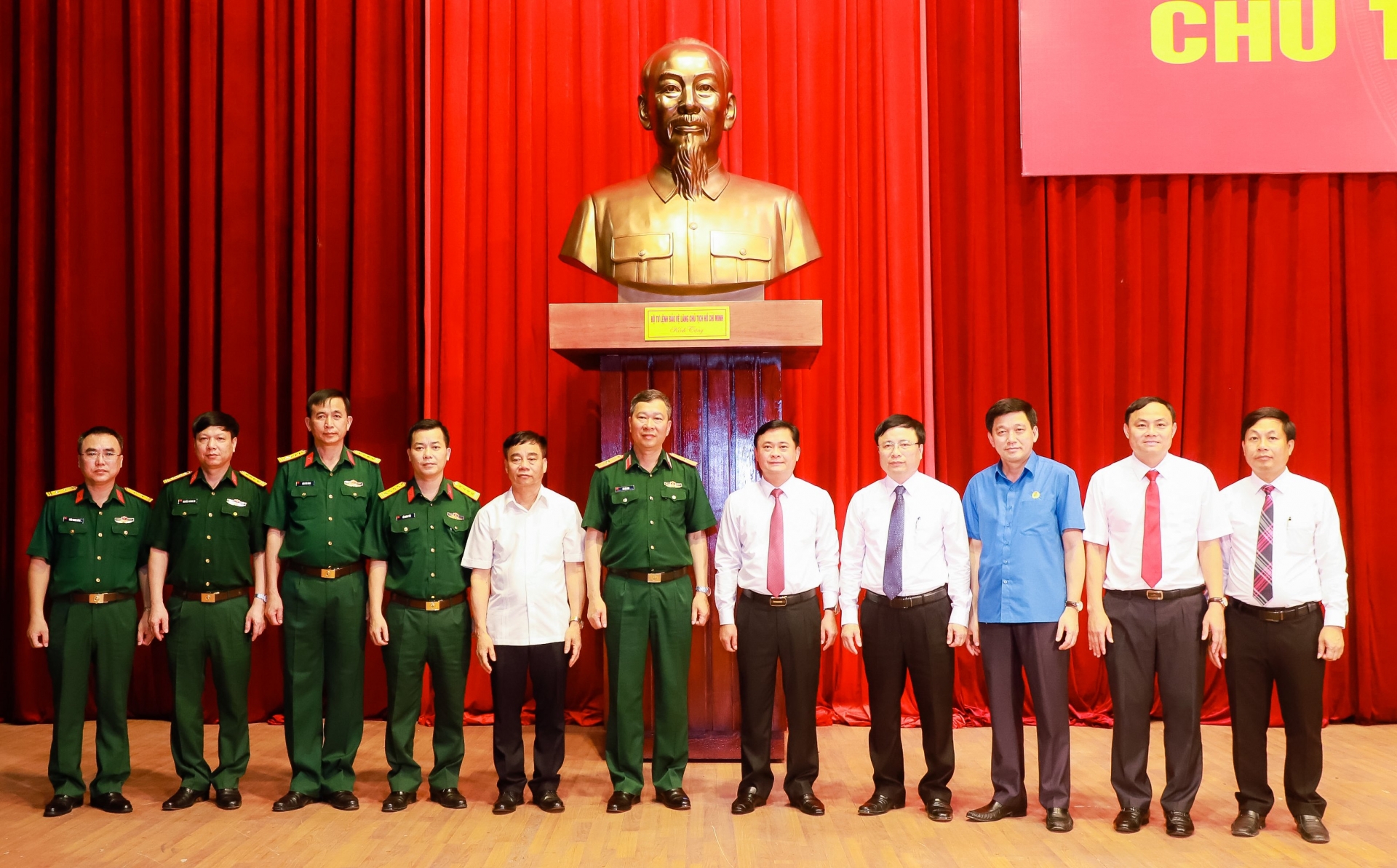 Bộ Tư lệnh Bảo vệ Lăng Chủ tịch Hồ Chí Minh trao tặng tỉnh Nghệ An tượng Bác Hồ