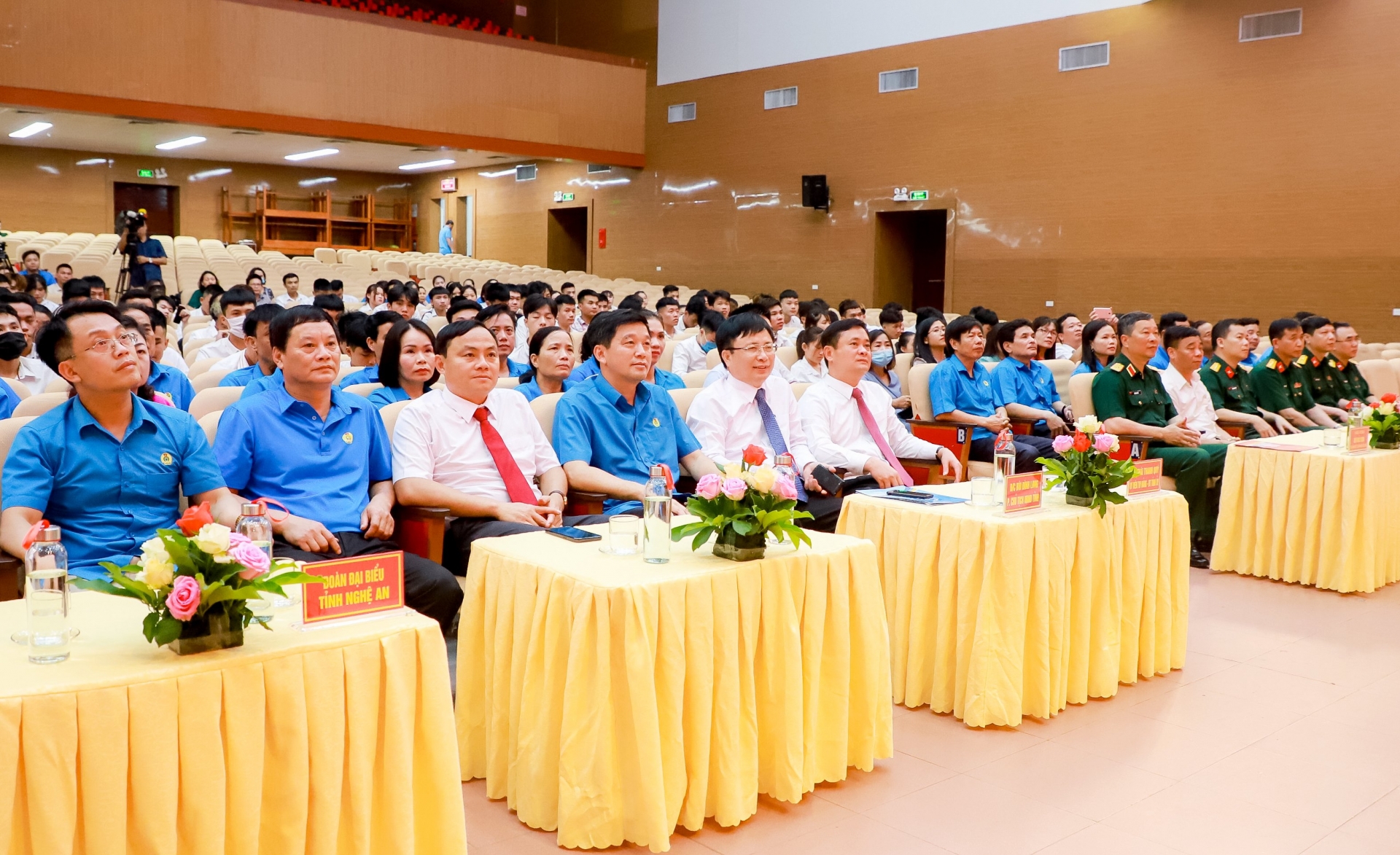 Bộ Tư lệnh Bảo vệ Lăng Chủ tịch Hồ Chí Minh trao tặng tỉnh Nghệ An tượng Bác Hồ