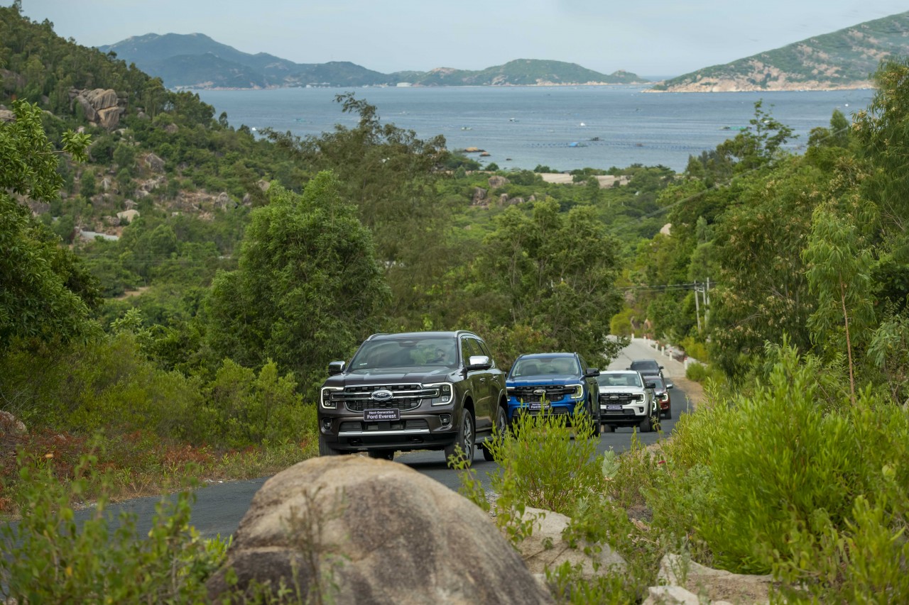 Cận cảnh Ford Everest Titanium Plus giá 1,452 tỷ đồng