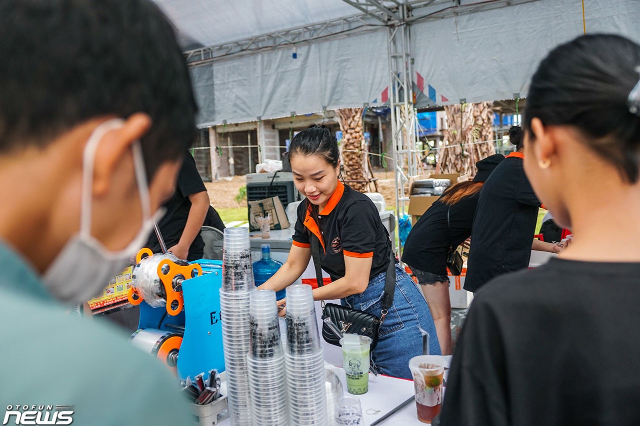 Các gian hàng Foodtour sẵn sàng cho sự kiện Xếp xe kỷ lục hình bản đồ Việt Nam