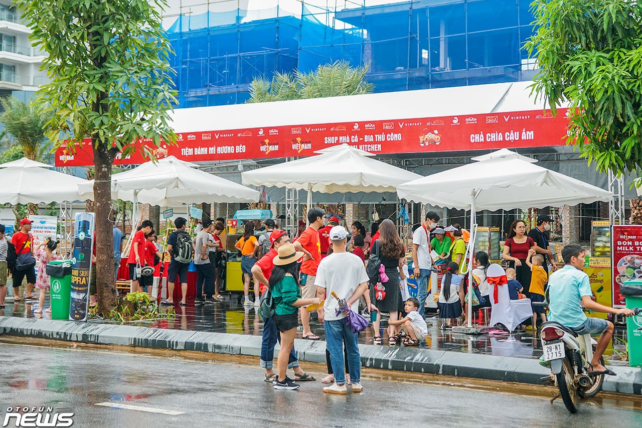 Các gian hàng Foodtour sẵn sàng cho sự kiện Xếp xe kỷ lục hình bản đồ Việt Nam