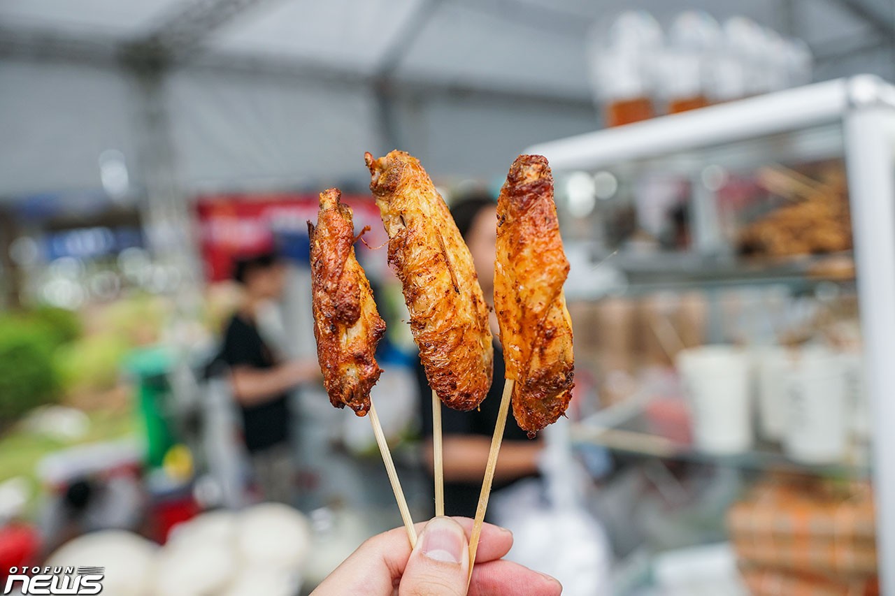 Các gian hàng Foodtour sẵn sàng cho sự kiện Xếp xe kỷ lục hình bản đồ Việt Nam