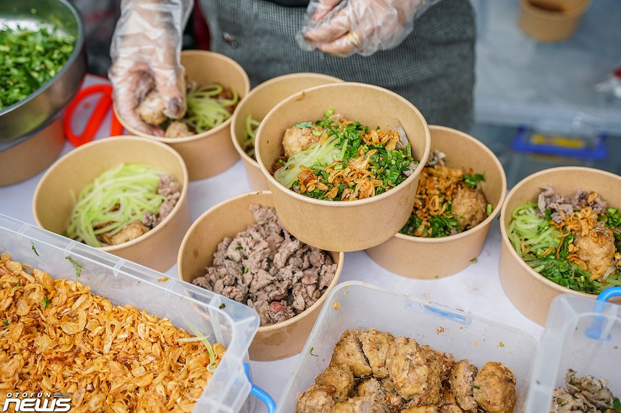 Các gian hàng Foodtour sẵn sàng cho sự kiện Xếp xe kỷ lục hình bản đồ Việt Nam