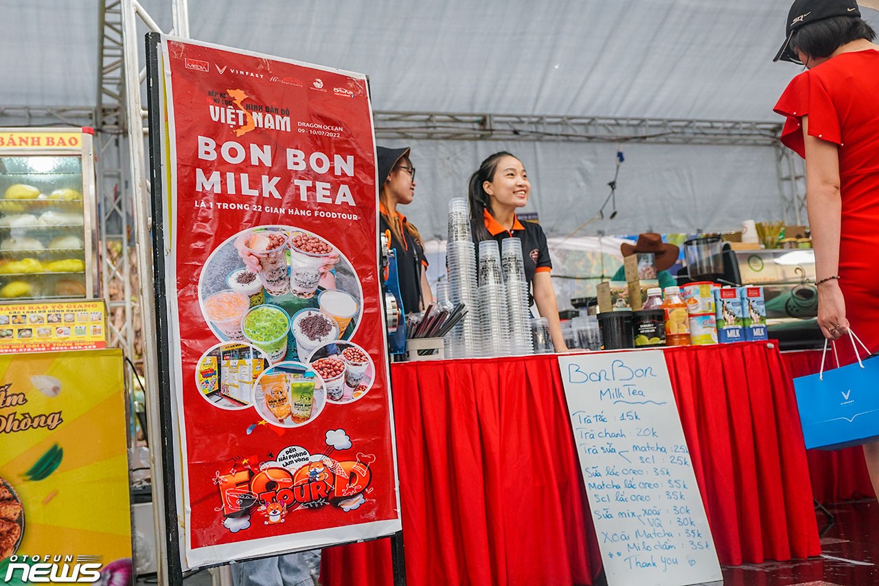 Các gian hàng Foodtour sẵn sàng cho sự kiện Xếp xe kỷ lục hình bản đồ Việt Nam