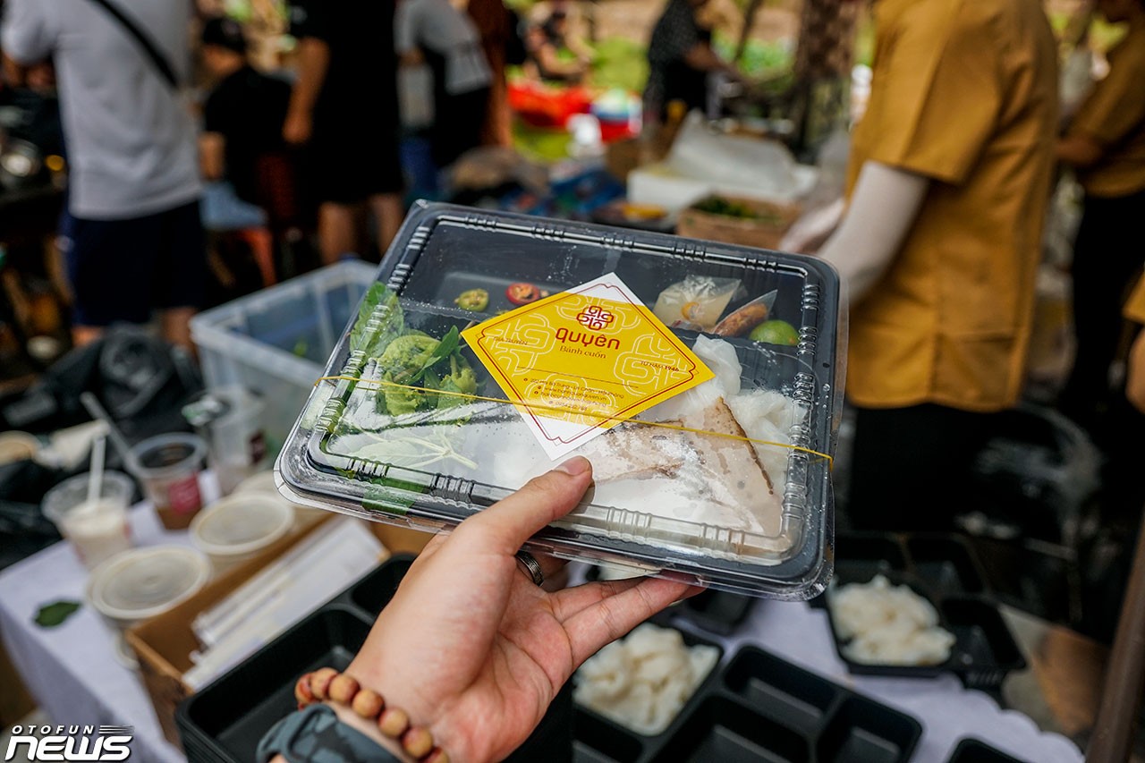 Các gian hàng Foodtour sẵn sàng cho sự kiện Xếp xe kỷ lục hình bản đồ Việt Nam