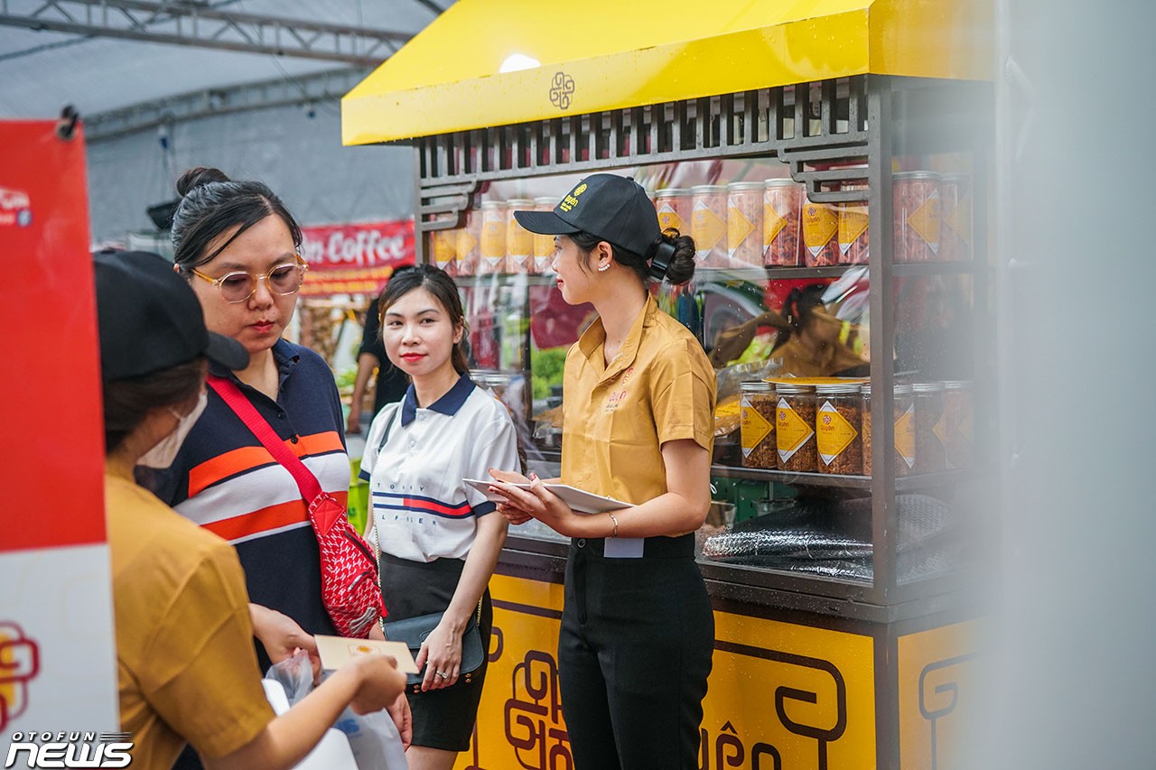 Các gian hàng Foodtour sẵn sàng cho sự kiện Xếp xe kỷ lục hình bản đồ Việt Nam