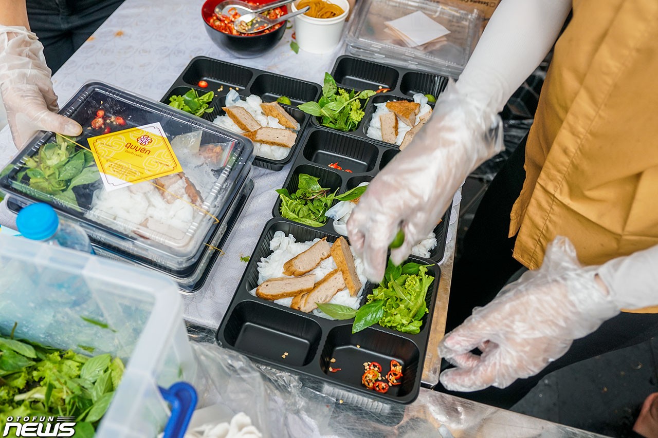 Các gian hàng Foodtour sẵn sàng cho sự kiện Xếp xe kỷ lục hình bản đồ Việt Nam