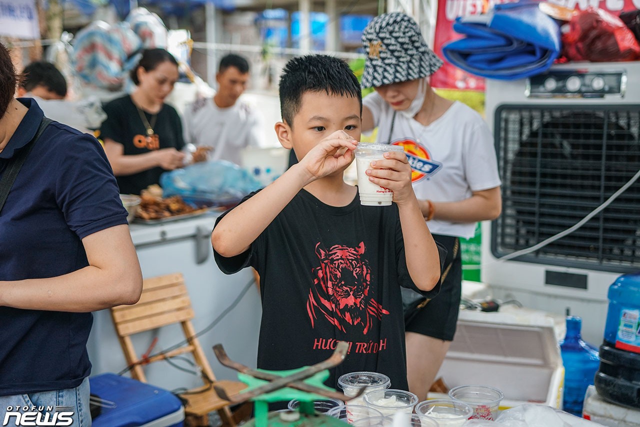 Các gian hàng Foodtour sẵn sàng cho sự kiện Xếp xe kỷ lục hình bản đồ Việt Nam