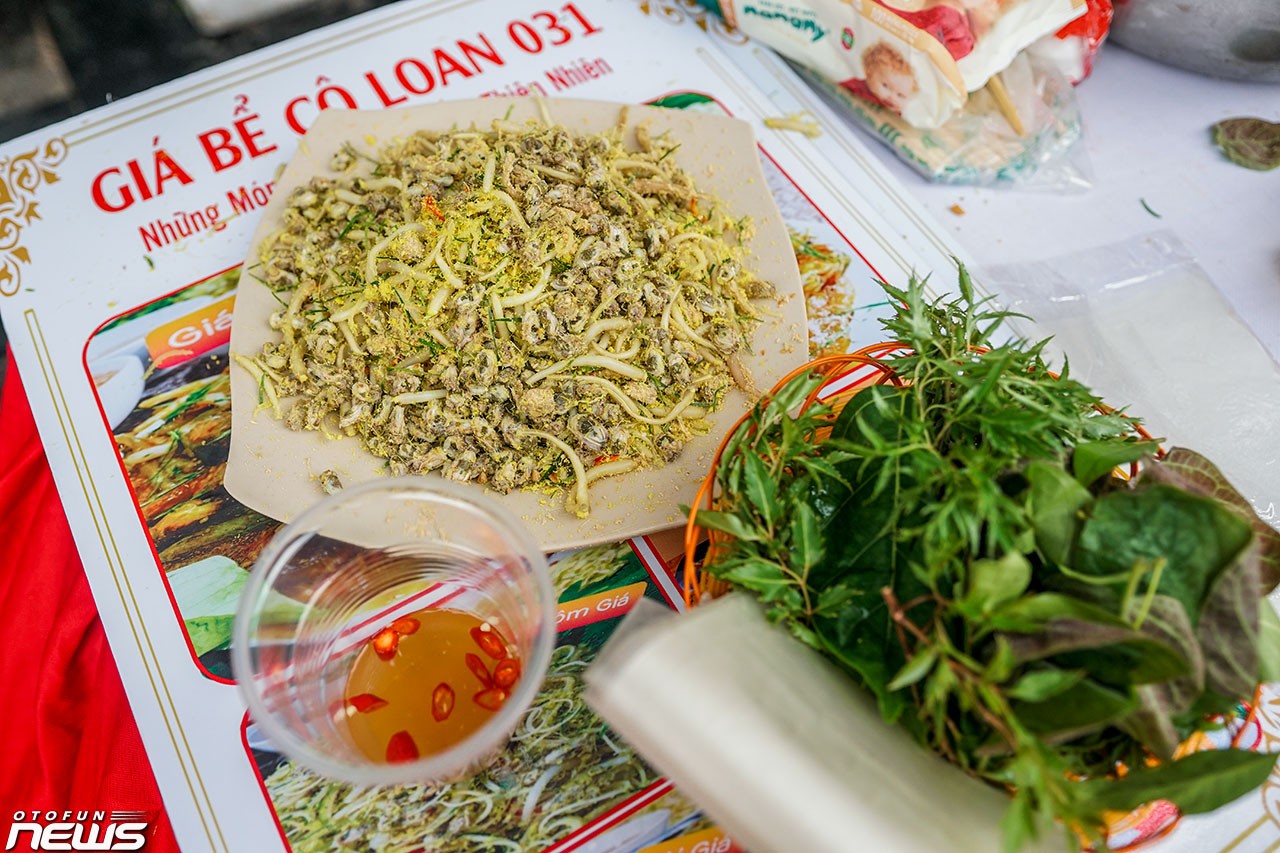 Các gian hàng Foodtour sẵn sàng cho sự kiện Xếp xe kỷ lục hình bản đồ Việt Nam