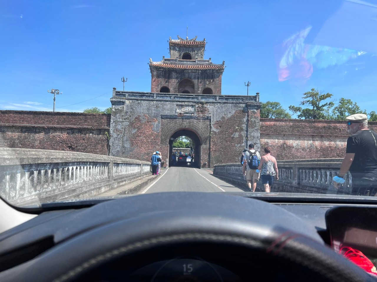 "Em đã một mình cầm vô lăng lái xe từ Bắc vào đến Mũi Cà Mau!" "Em đã một mình cầm vô lăng lái xe từ Bắc vào đến Mũi Cà Mau!"