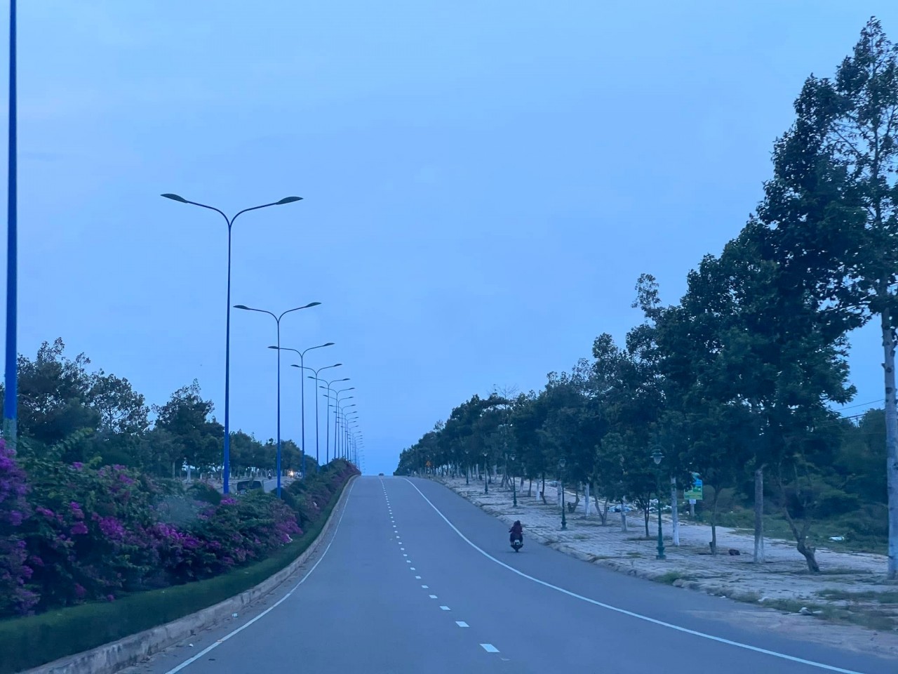 "Em đã một mình cầm vô lăng lái xe từ Bắc vào đến Mũi Cà Mau!" "Em đã một mình cầm vô lăng lái xe từ Bắc vào đến Mũi Cà Mau!"