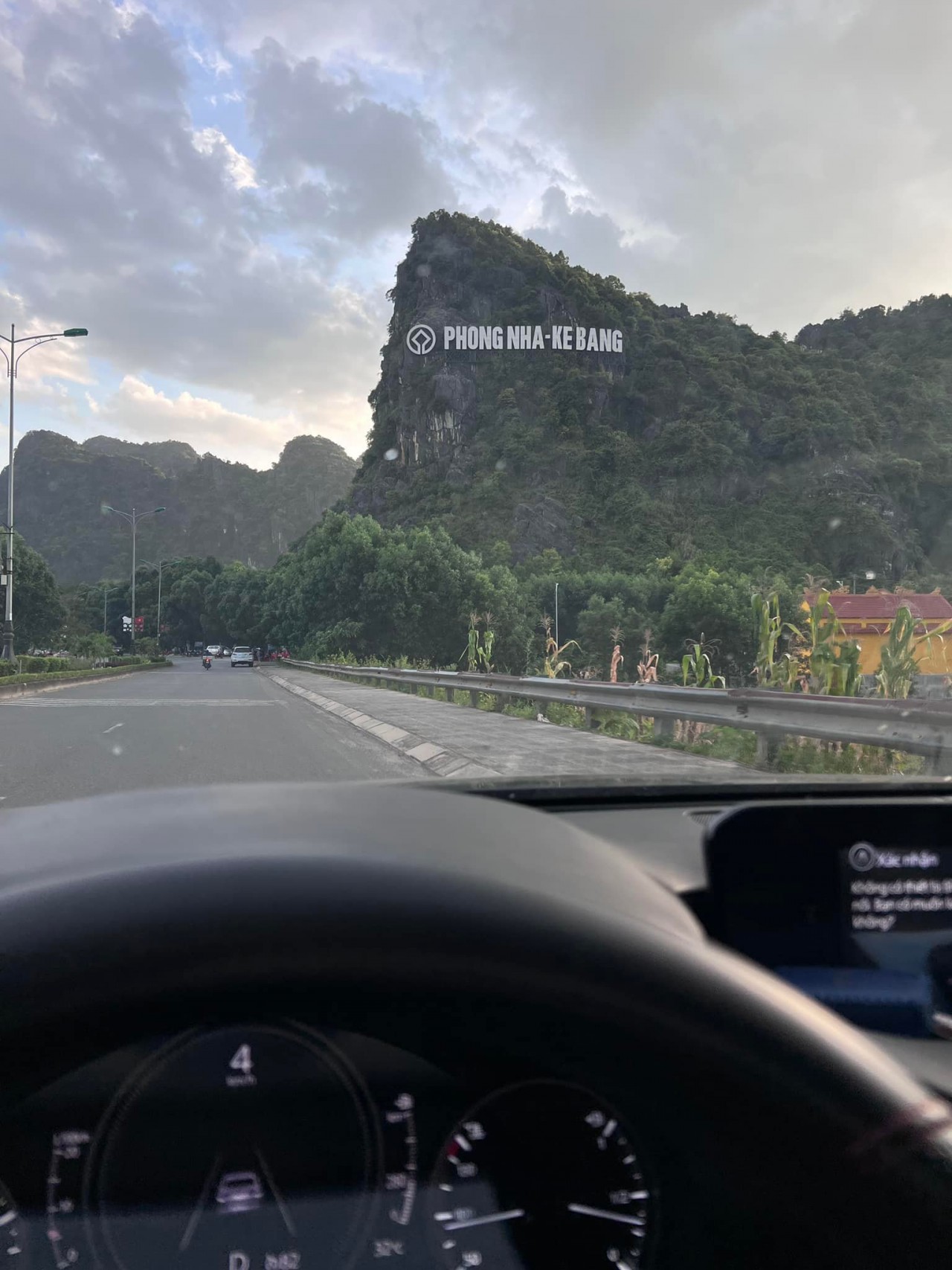 "Em đã một mình cầm vô lăng lái xe từ Bắc vào đến Mũi Cà Mau!" "Em đã một mình cầm vô lăng lái xe từ Bắc vào đến Mũi Cà Mau!"