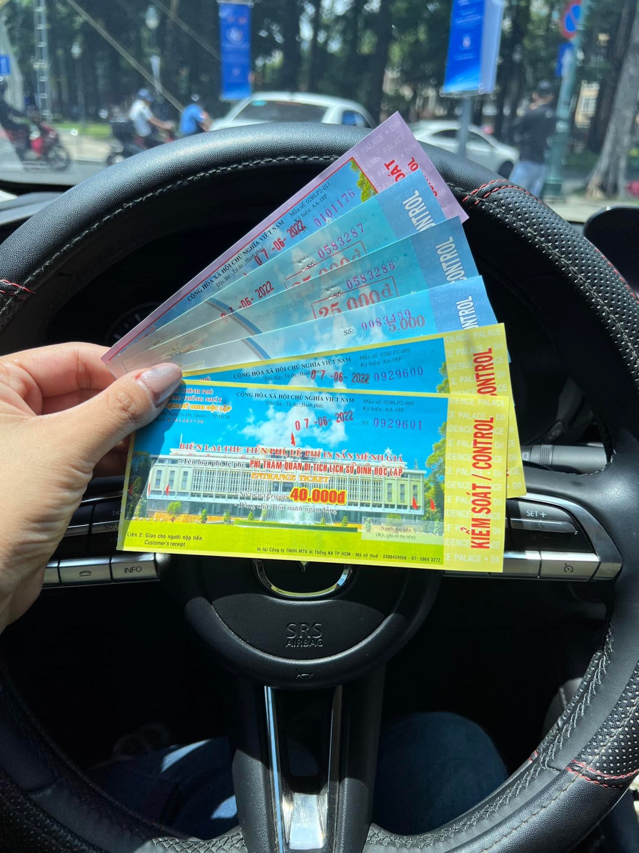 "Em đã một mình cầm vô lăng lái xe từ Bắc vào đến Mũi Cà Mau!" "Em đã một mình cầm vô lăng lái xe từ Bắc vào đến Mũi Cà Mau!"