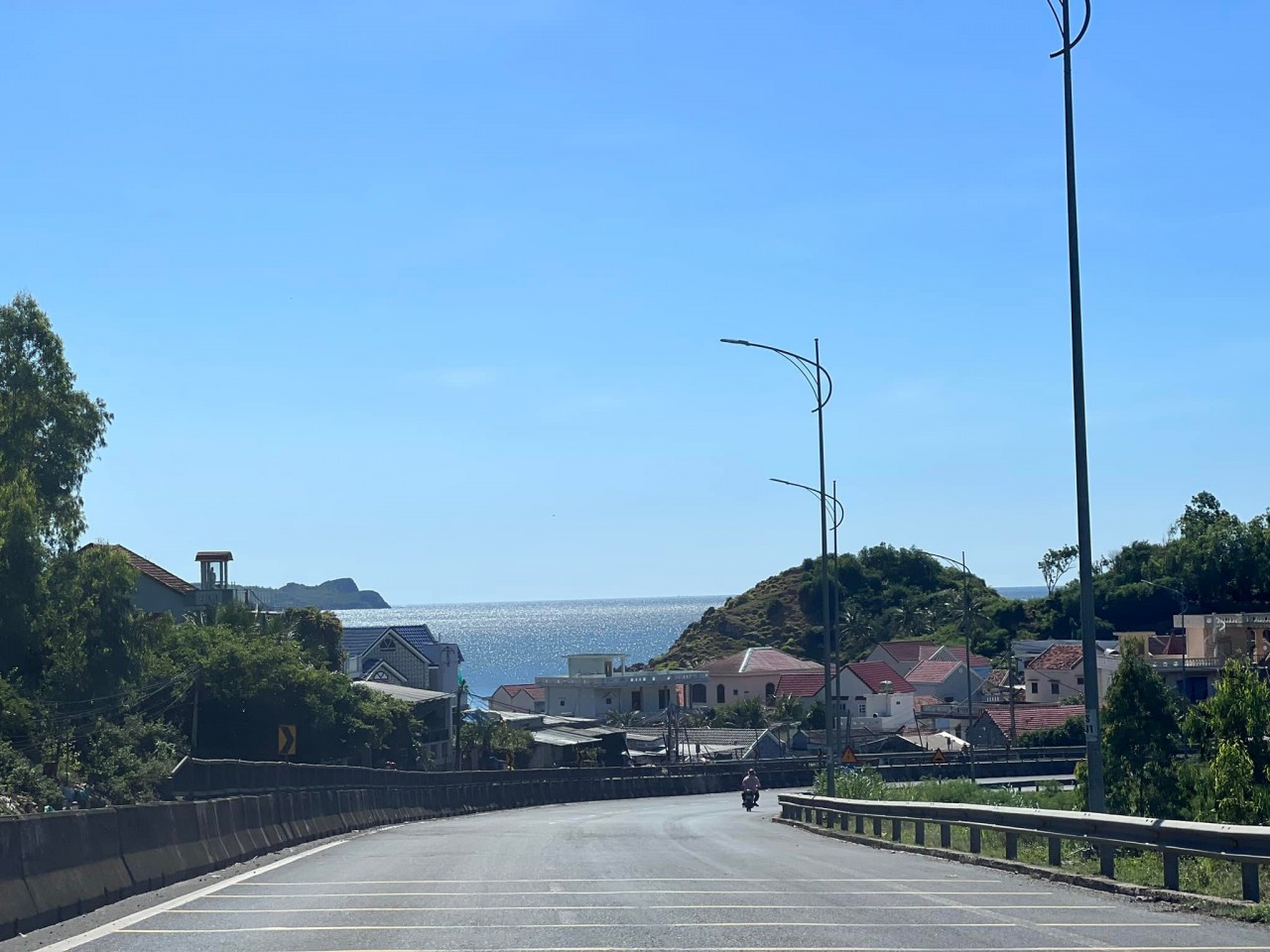 "Em đã một mình cầm vô lăng lái xe từ Bắc vào đến Mũi Cà Mau!" "Em đã một mình cầm vô lăng lái xe từ Bắc vào đến Mũi Cà Mau!"