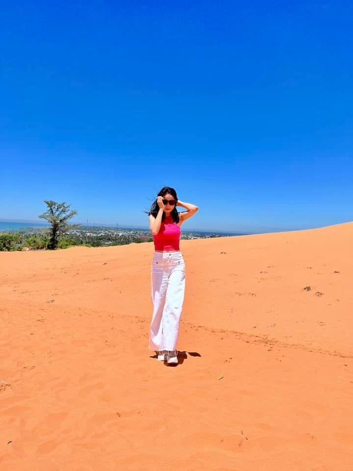 "Em đã một mình cầm vô lăng lái xe từ Bắc vào đến Mũi Cà Mau!" "Em đã một mình cầm vô lăng lái xe từ Bắc vào đến Mũi Cà Mau!"