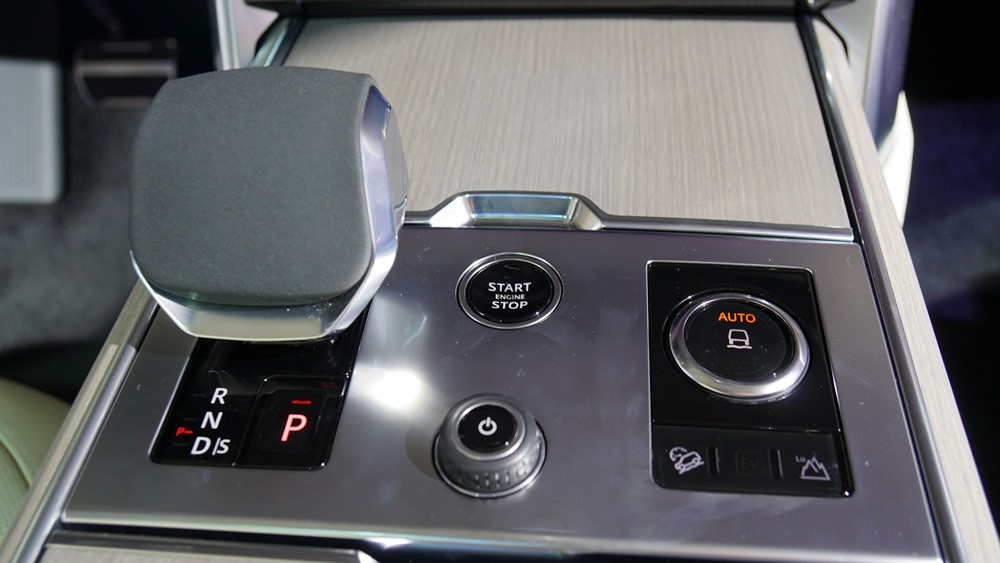 Cận cảnh Range Rover First Edition thế hệ mới tại Việt Nam Cận cảnh Range Rover First Edition thế hệ mới tại Việt Nam