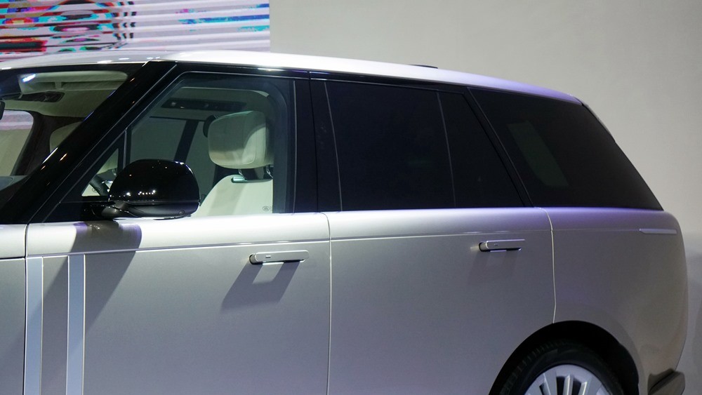 Cận cảnh Range Rover First Edition thế hệ mới tại Việt Nam Cận cảnh Range Rover First Edition thế hệ mới tại Việt Nam