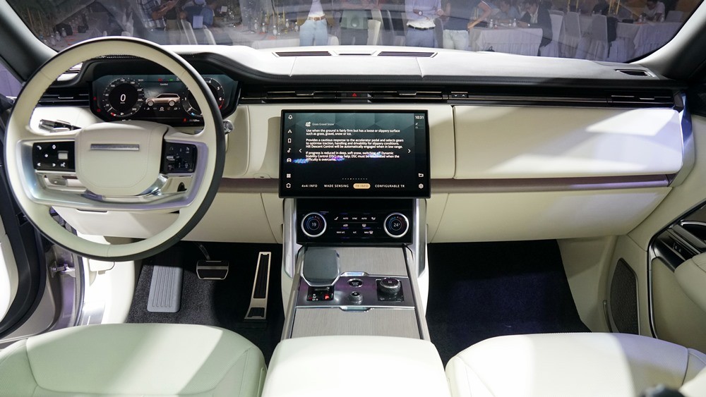 Cận cảnh Range Rover First Edition thế hệ mới tại Việt Nam Cận cảnh Range Rover First Edition thế hệ mới tại Việt Nam