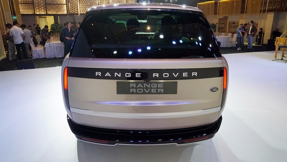 Cận cảnh Range Rover First Edition thế hệ mới tại Việt Nam Cận cảnh Range Rover First Edition thế hệ mới tại Việt Nam