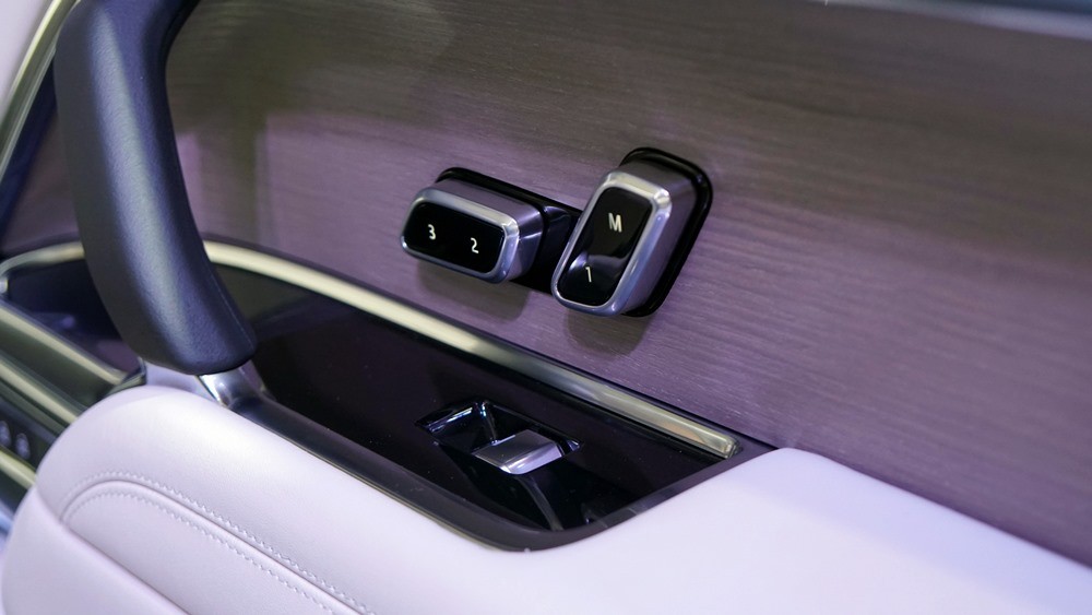 Cận cảnh Range Rover First Edition thế hệ mới tại Việt Nam Cận cảnh Range Rover First Edition thế hệ mới tại Việt Nam