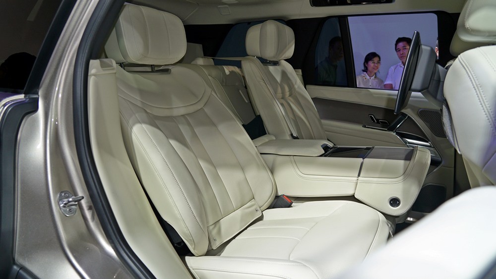 Cận cảnh Range Rover First Edition thế hệ mới tại Việt Nam Cận cảnh Range Rover First Edition thế hệ mới tại Việt Nam