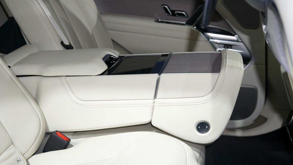 Cận cảnh Range Rover First Edition thế hệ mới tại Việt Nam Cận cảnh Range Rover First Edition thế hệ mới tại Việt Nam