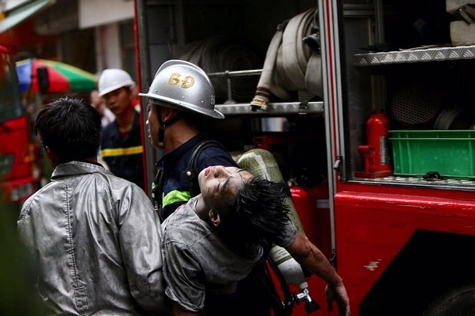 Giải cứu 1 người mắc kẹt trong đám cháy trên phố Núi Trúc giai cuu 1 nguoi mac ket trong dam chay tren pho nui truc