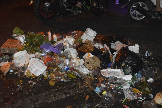 Nỗi vất vả của công nhân vệ sinh môi trường dọn rác trong đêm Trung Thu noi vat va cua cong nhan ve sinh moi truong don rac dem trung thu