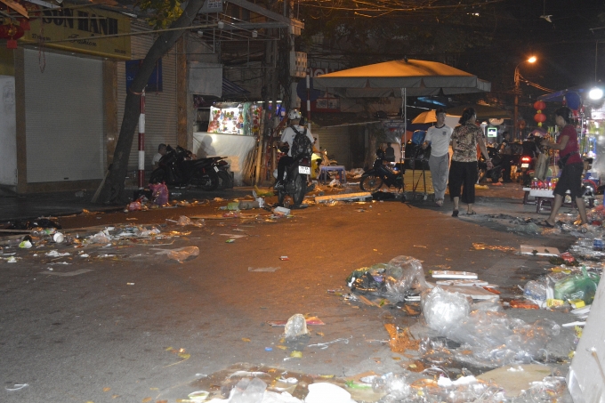 Nỗi vất vả của công nhân vệ sinh môi trường dọn rác trong đêm Trung Thu noi vat va cua cong nhan ve sinh moi truong don rac dem trung thu