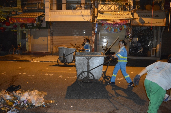 Nỗi vất vả của công nhân vệ sinh môi trường dọn rác trong đêm Trung Thu noi vat va cua cong nhan ve sinh moi truong don rac dem trung thu
