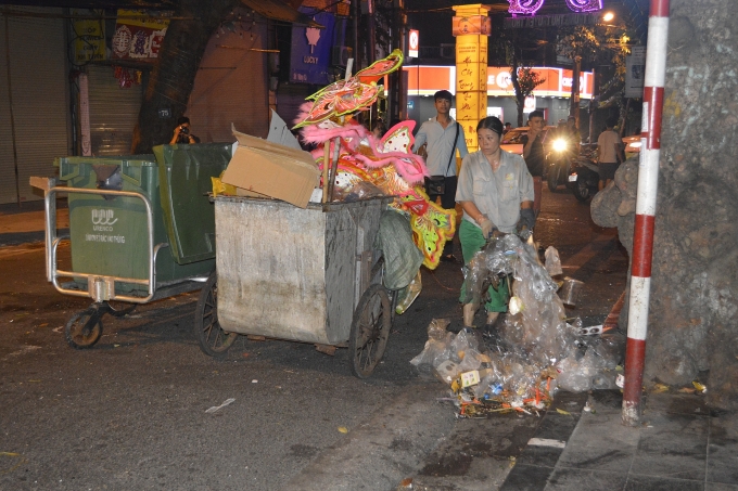 Nỗi vất vả của công nhân vệ sinh môi trường dọn rác trong đêm Trung Thu noi vat va cua cong nhan ve sinh moi truong don rac dem trung thu