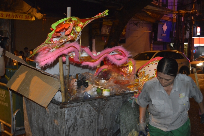 Nỗi vất vả của công nhân vệ sinh môi trường dọn rác trong đêm Trung Thu noi vat va cua cong nhan ve sinh moi truong don rac dem trung thu