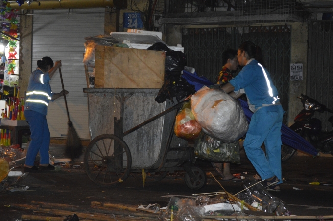 Nỗi vất vả của công nhân vệ sinh môi trường dọn rác trong đêm Trung Thu noi vat va cua cong nhan ve sinh moi truong don rac dem trung thu